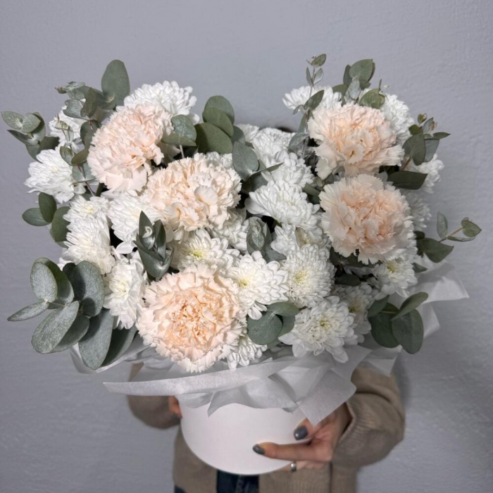 Коробка из кустовых хризантем и диантуса, фото 6