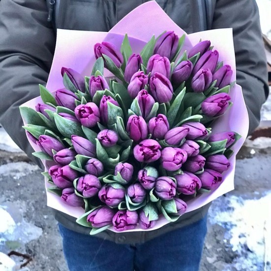 Букет из 51 фиолетового тюльпана - фото 4