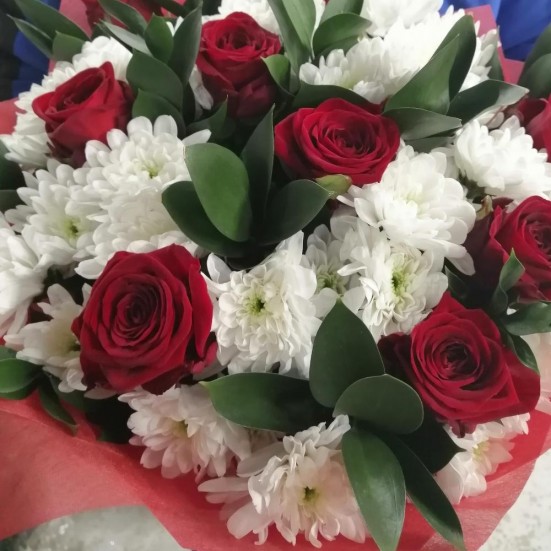 Букет «Бордовые розы и белые хризантемы» - фото 2